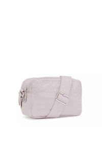 Borsa a tracolla di stoffa rosa con forma rettangolare, chiusura con zip, tracolla regolabile e dettagli in hardware argentato. Tessuto liscio, design minimal.