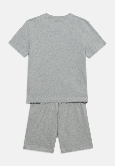 Απλό ανοιχτό γκρι κοντομάνικο T-shirt και αντίστοιχο σορτς με ελαστική μέση, απλωμένα επίπεδα, ορατά από πίσω.