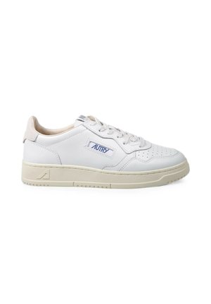 Baskets basses blanches en cuir avec bout perforé, semelle beige, lacets et logo bleu de la marque Autry sur le côté.