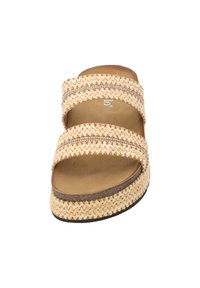 Strappy slide sandaal gemaakt van geweven beige materiaal met een gestructureerde afwerking en een gewatteerde zool. Heeft een minimalistisch ontwerp en een open teen.
