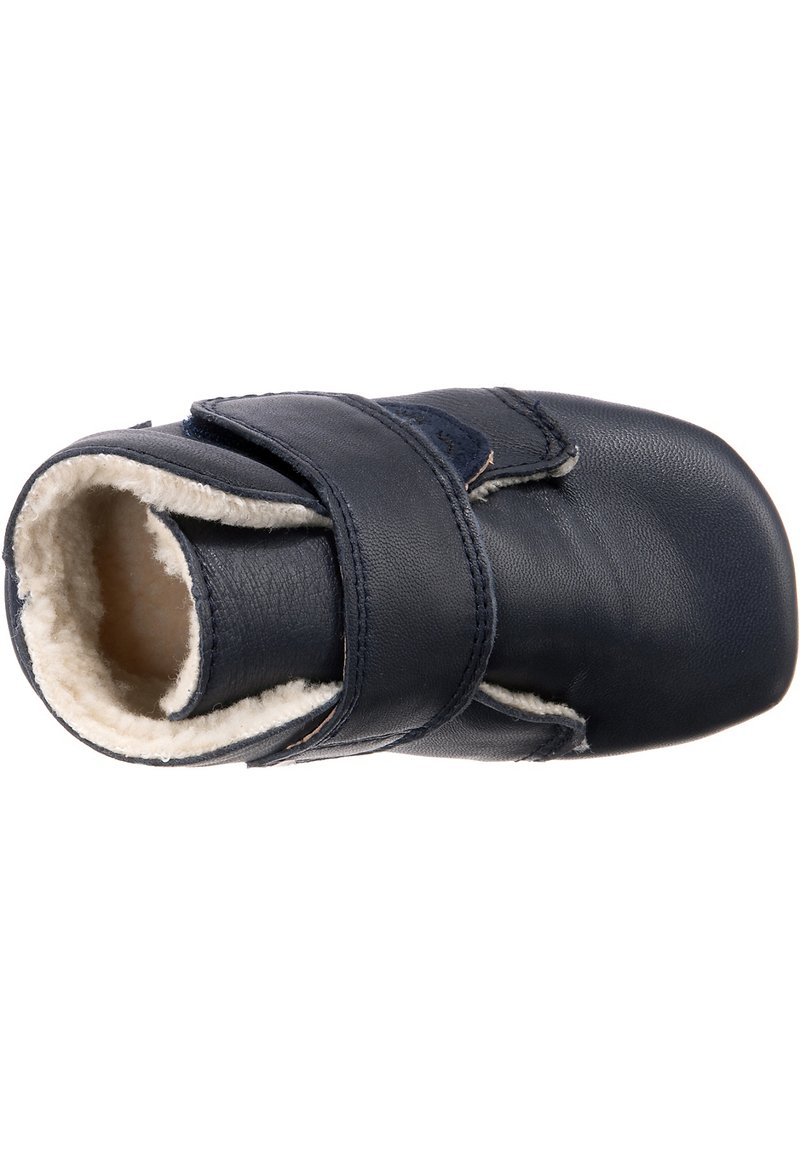 Marineblauer Lederschuh mit weicher, weißer Fellfütterung. Verfügt über eine abgerundete Zehenform und einen Klettverschlussriemen für einen sicheren Halt. Elegantes und minimalistisches Design.