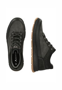 Schwarze Lederschuhe mit runder Zehenform, strukturiertem Finish und kontrastierender brauner Gummisohle. Verfügt über Schnürsenkel und Nähdetails. Angegebene Größen.