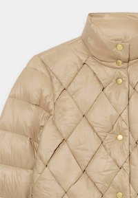 Pikowana kurtka puchowa w jasnobeżowym kolorze z wysokim kołnierzem i złotymi zatrzaskami. Gładki, błyszczący materiał z diamentowym wzorem.