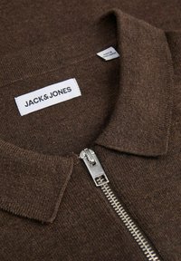 Prenda de punto marrón con cremallera y cuello, que incluye una cremallera metálica y una etiqueta blanca de la marca Jack & Jones en el interior del escote.