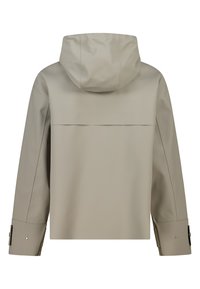 Veste imperméable beige avec capuche, dotée de manches longues, d'une coupe droite et de poignet ajustables. Texture lisse avec des coutures minimales.