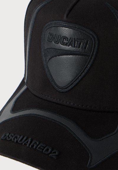 Căciulă de baseball neagră cu logo Ducati embosat din piele neagră pe partea din față și branding Dsquared2 brodat pe margine.