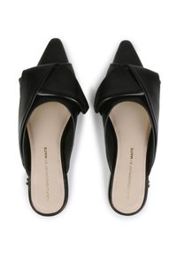 Svarta slip-on skor med spetsig tå, med en knuten läderövre och en slät innersula. Sula i beige med logotypdetaljer.