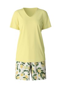 Gelbes V-Ausschnitt-T-Shirt und weiße Shorts mit Zitronenmotiv. Das T-Shirt hat kurze Ärmel; die Shorts zeigen ein Blatt- und Fruchtmuster.