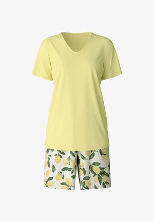 T-shirt giallo a scollatura a V e pantaloni corti bianchi con stampa di limoni. La T-shirt ha le maniche corte; i pantaloni corti presentano un design con foglie e frutti.