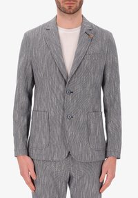 Blazer grigio a righe con rever a notched, due tasche frontali e chiusura a due bottoni. Realizzato in un tessuto testurizzato con dettagli sottili.