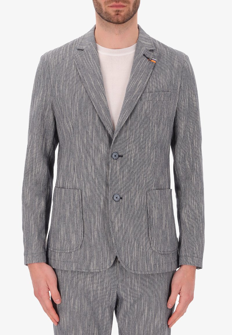 Blazer grigio a righe con rever a notched, due tasche frontali e chiusura a due bottoni. Realizzato in un tessuto testurizzato con dettagli sottili.