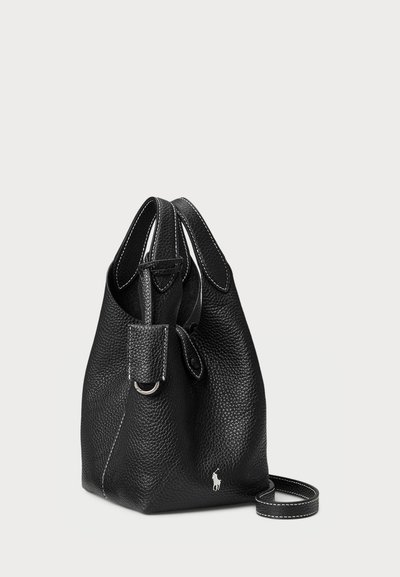 Sac seau en cuir noir avec finition texturée, bandoulière réglable, poignées supérieures et accents en métal argenté. Présente un logo sur le côté.