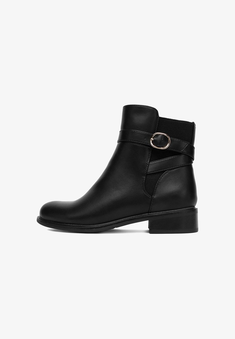 Czarne botki za kostkę wykonane ze skóry, z okrągłym noskiem, niskim słupkowym obcasem, elastycznymi bocznymi panelami oraz dekoracyjnym paskiem z okrągłą klamrą.