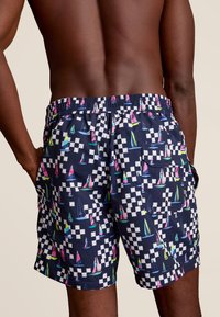 Marine zwemshorts met een kleurrijk zeilbootpatroon, elastische tailleband en zijzakken met een geruit ontwerp op de stof.