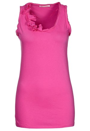 Top femenino sin mangas de color rosa brillante con escote redondo y detalle de tela con volantes en el hombro izquierdo.