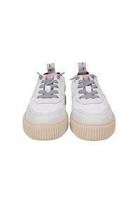 Baskets en cuir blanc avec des lacets et des accents gris, présentant une semelle crantée épaisse beige et des languettes de tirage à l'arrière.