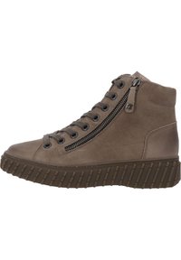 Sneakers alte in pelle marrone con finitura testurizzata, lacci frontali, zip laterale e suola in gomma spessa e rigata.