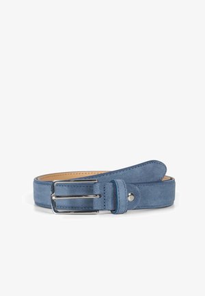 Blå semska belte med en sølv rektangulær spenne, glatt tekstur og kontrastfarget indre lærforing. Har løkke og hull for justering.