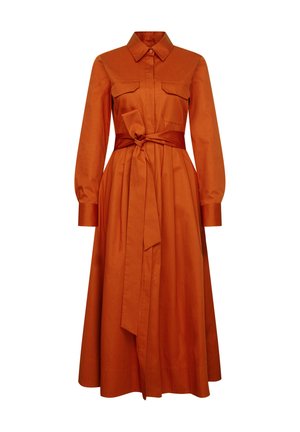 Matowa, pomarańczowobrązowa sukienka koszulowa o długości midi z długimi rękawami, kołnierzykiem, dwoma kieszeniami na piersiach, zapinanymi mankietami oraz paskiem wiązanym w talii.