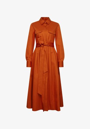 Matowa, pomarańczowobrązowa sukienka koszulowa o długości midi z długimi rękawami, kołnierzykiem, dwoma kieszeniami na piersiach, zapinanymi mankietami oraz paskiem wiązanym w talii.