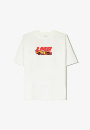 Hvid bomulds T-shirt med et rødt og gult bilgrafik og teksten "LMQ 95". Korte ærmer, afslappet pasform, rund halsudskæring.