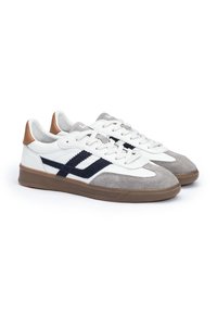 Nízké tenisky s kombinací bílé kůže, šedé semišové textilie a námořnických detailů. Hnědý akcent na patě, se tradičním šněrováním.