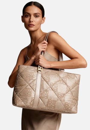 Borsa tote beige trapuntata con motivo logo in rilievo, dettagli in pelle liscia e rifiniture dorate. Manici robusti per un facile trasporto.