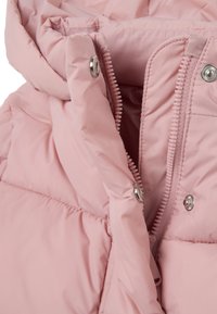 Giacca a vento rosa chiaro con colletto alto, zip frontale e bottoni a pressione metallici; presenta una texture trapuntata e un tessuto morbido.