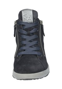 Schwarze Wildleder High-Top Sneaker mit navyblauen Schnürsenkeln, seitlichen Reißverschlüssen und einem grauen Logopatch an der Zunge. Verfügt über eine graue Gummisohle.