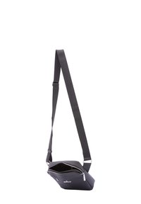 Borsa a tracolla nera realizzata in materiale sintetico, dotata di un compartimento con zip e di una tracolla regolabile per diverse lunghezze.