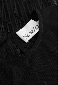 Czarny top z siateczki z pionowymi, teksturowanymi wzorami i okrągłym dekoltem. Zawiera biały metek z nazwą marki "Noella".