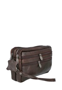 Clutch de cuero marrón con dos compartimentos con cremallera, superficie texturizada y correa desmontable. Cuenta con una pequeña etiqueta de cuero.