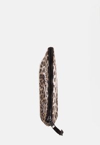 Astuccio a matita con stampa leopardata, realizzato in un tessuto liscio, dotato di una cerniera nera e di un design slim. Marca bianca stampata sul lato.