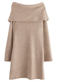 Off-shoulder beige tröja med mjuk, texturerad stickning, trekvartslång ärm och en avslappnad passform på nederdelen. Ingen synlig hårdvara eller mönster.