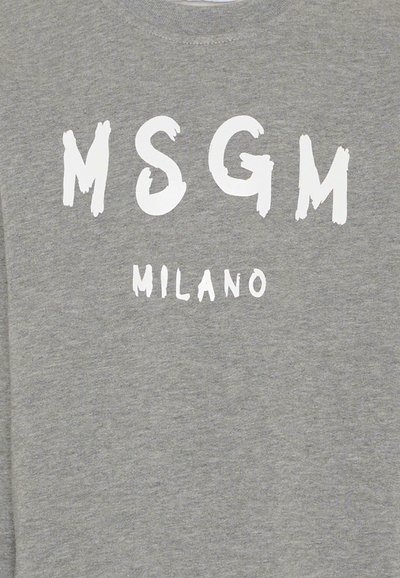 Grijze sweatshirt met opvallende, witte text in penseelstreekstijl met de tekst "MSGM MILANO" op de borst. Zachte stofstructuur.