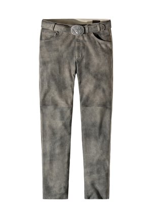 Graue Wildlederhosen mit Fronttaschen und einem Gürtel mit silberner Schnalle, geprägt mit einem Hirschkopf-Design.