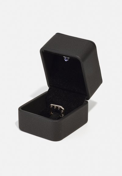 Cutie din pielă sintetică neagră, cu un interior moale negru, deschis pentru a dezvălui un inel de aur cu un design rectangular și accente circulare mici.
