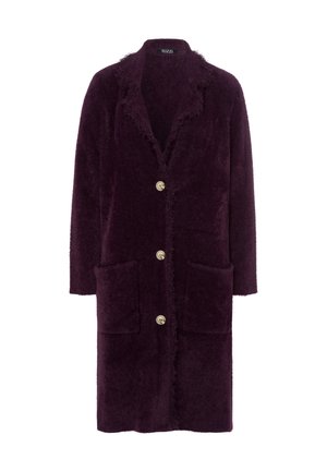 Cardigan long violet, duveteux, avec un col cranté, cinq boutons, deux poches avant et des détails effilochés sur les bords.
