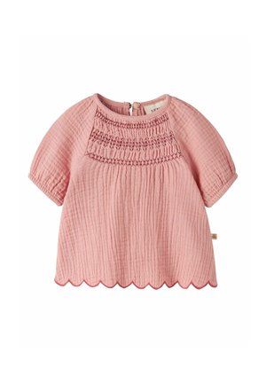 Puha rózsaszín babaing rövid ujjakkal, mellrészen ráncolt részlettel, texturált anyagból és hullámos szegéllyel, hátul záródik a nyakrésznél.