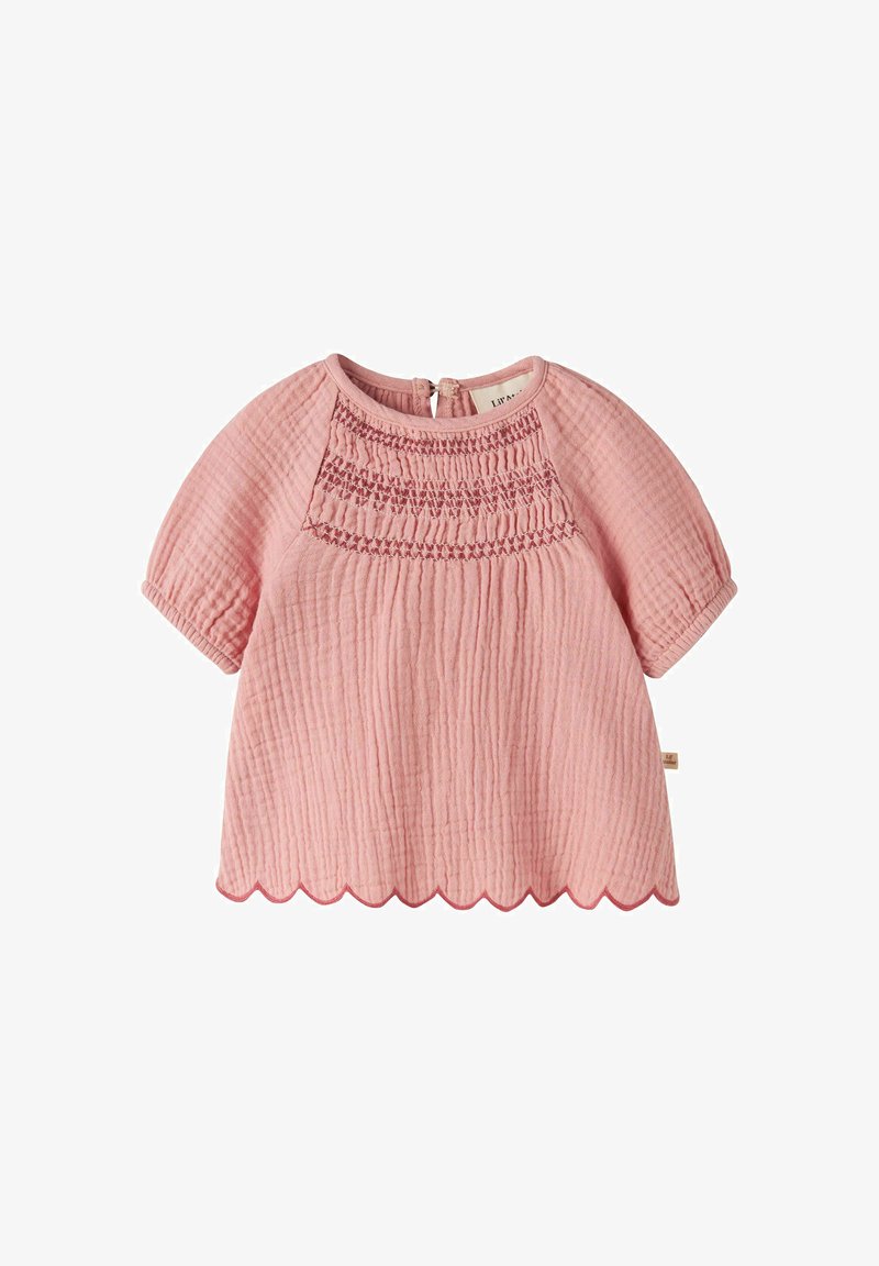 Chemise bébé rose douce à manches courtes, détail froncé à la poitrine, tissu texturé et ourlet festonné, fermeture dans le dos du col.