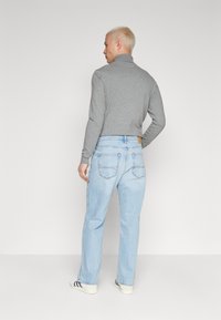 Hollister Co. SIGNATURE BAGGY LIGHT - Baggy jeans - light wash