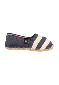 Espadrille en toile avec des rayures horizontales bleu marine et crème, bout rond, semelle en jute, et doublure intérieure contrastante. Design minimaliste avec style sans lacets.