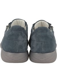 Grå mocka sneakers med låg profil, texturerad gummisula och sidodragkedjestängning. Mjuk inre foder med minimala sömnadsdetaljer.