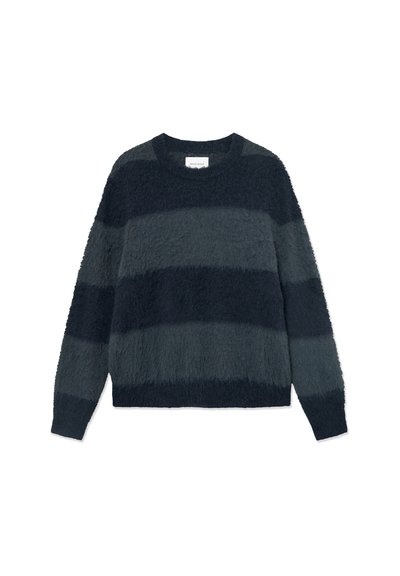 Puhast, pleteno jopico s okroglim izrezom. Ima vodoravne črte v različnih odtenkih temno modre in sive barve. Dolgi rokavi in sproščen kroj.