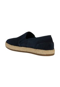 Scarpe slip-on in suede blu navy con suola in corda di juta, caratterizzate da una punta arrotondata e pannelli laterali elastici per una facile calzata.