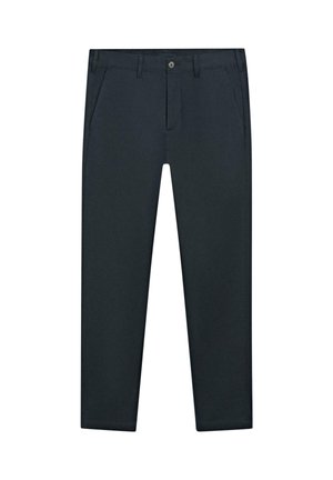 Granatowe spodnie o prostych nogawkach, z przodu zapinane na guzik i zamek błyskawiczny, z szlufkami na pasek i bocznymi kieszeniami, rozłożone na płasko na białym tle.