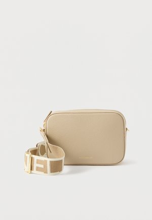 Beige leren crossbodytas met een rechthoekige vorm, een gestructureerde afwerking, gouden beslag en een stoffen schouderband met patroon en logodetail.