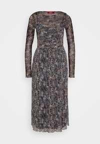 Robe longue à manches longues, en tissu transparent et texturé, présentant un motif floral aux tons foncés avec des accents de crème et beige.