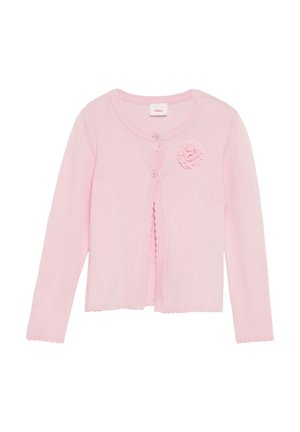 Cardigan rose clair en maille, avec un col rond, des boutons sur le devant, des bords volants et une décoration florale en tissu sur la poitrine.