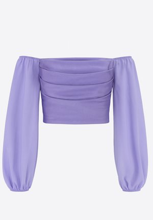 Lawendowy krótki top odkrywający ramiona, wykonany z teksturowanej tkaniny, z plisowanym wzorem oraz długimi, bufkami z elastycznymi mankietami.